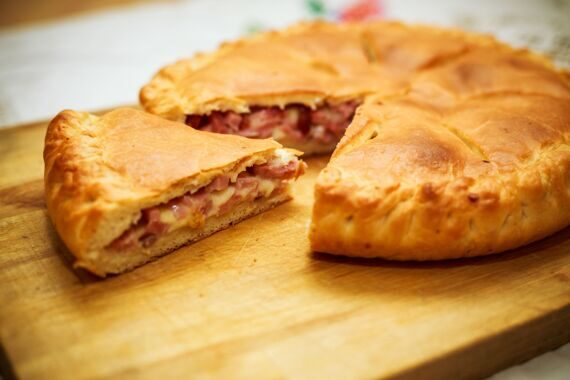 Пирог с  моцареллой и ветчиной